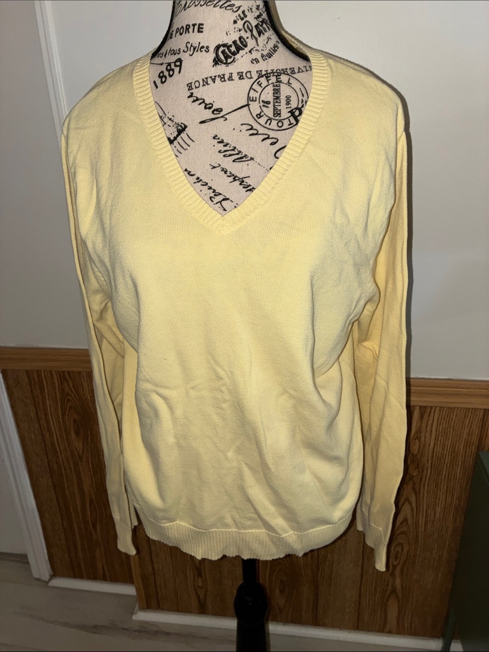 Women’s Cherokee XL V-Neck Sweater in Pale Yellow excellent condition